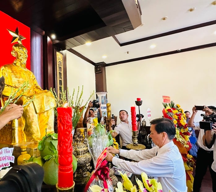 Hơn 100 văn nghệ sĩ TP HCM dâng hương tại Tượng đài Bác - Ảnh 2.