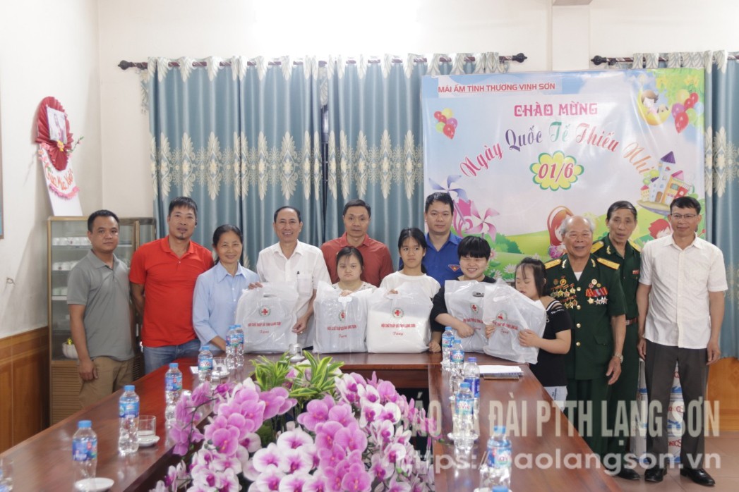 La delegación entregó obsequios al refugio benéfico Vinh Son, de la ciudad de That Khe, distrito de Trang Dinh.