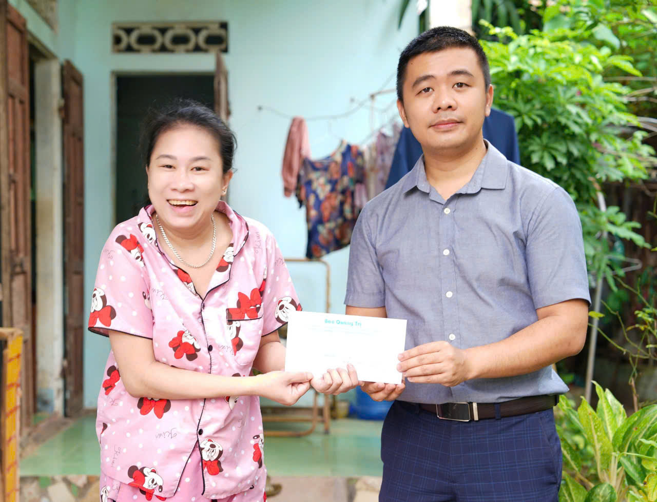 โครงการ “อ้อมอกแห่งความเมตตาของหนังสือพิมพ์กวางตรี” มอบของขวัญ 35 ชิ้น ให้แก่ผู้คนในสภาวะยากลำบาก