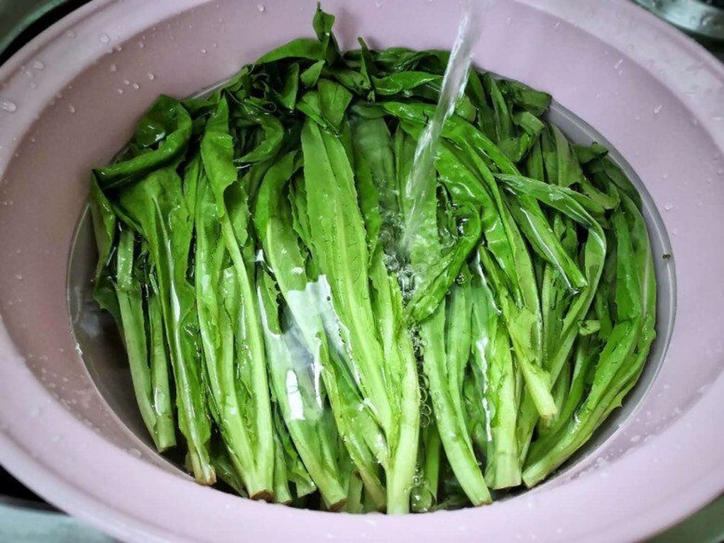 Loại rau có canxi gấp 36 lần canh xương hầm, giá rẻ bèo ở chợ Việt - 1