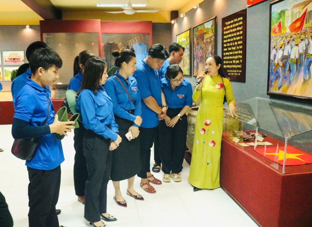  Die Jugendunion des Distrikts Phu Giao organisiert eine Reise zur Quelle im Kriegsgebiet Vinh Loi.jpg