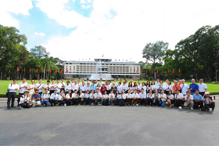 115 văn nghệ sĩ TP.HCM dâng hương tưởng nhớ Chủ tịch Hồ Chí Minh - Ảnh 4.