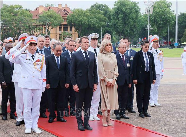Tổng thống Pháp và Phu nhân viếng Chủ tịch Hồ Chí Minh, tưởng niệm các anh hùng liệt sĩ- Ảnh 3.