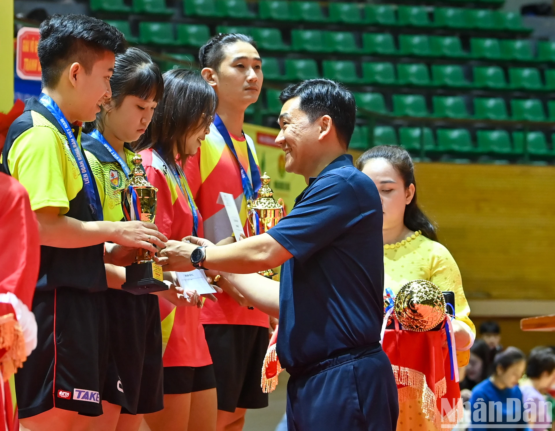 [Photo] Panorama de la cérémonie de clôture du 43e Championnat national de tennis de table du journal Nhan Dan photo 12