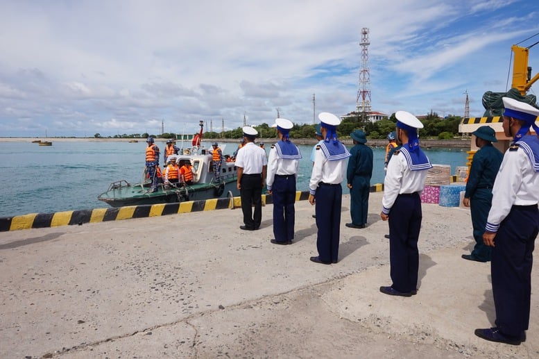 Hành trình về nơi ‘đảo đá hóa biên cương’- Ảnh 4.