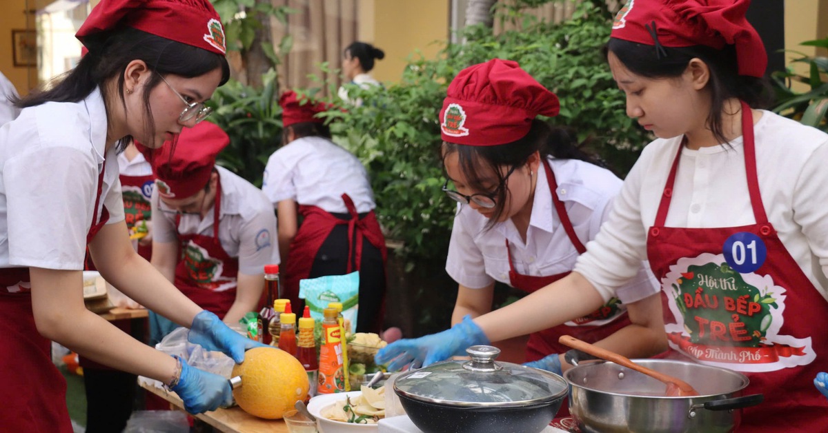 Đau đầu 'cuộc chiến' ngày hè: Cha mẹ sợ con quên bài, con chỉ muốn đi chơi