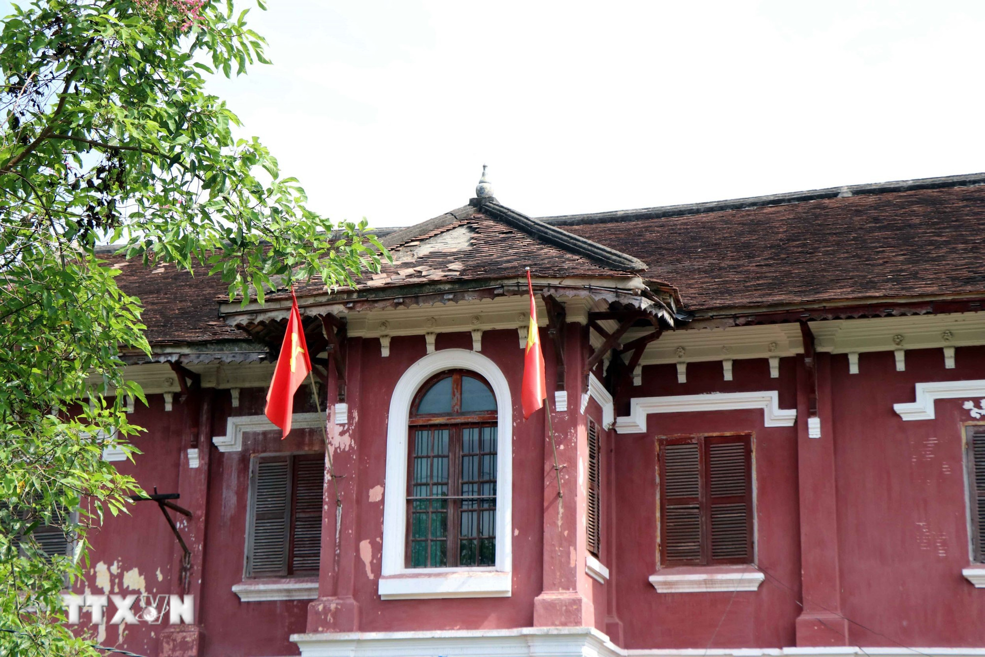 ttxvn-cong-trinh-kien-cac-phap-o-hue-bi-bo-hoang-mega-2205-3.jpg