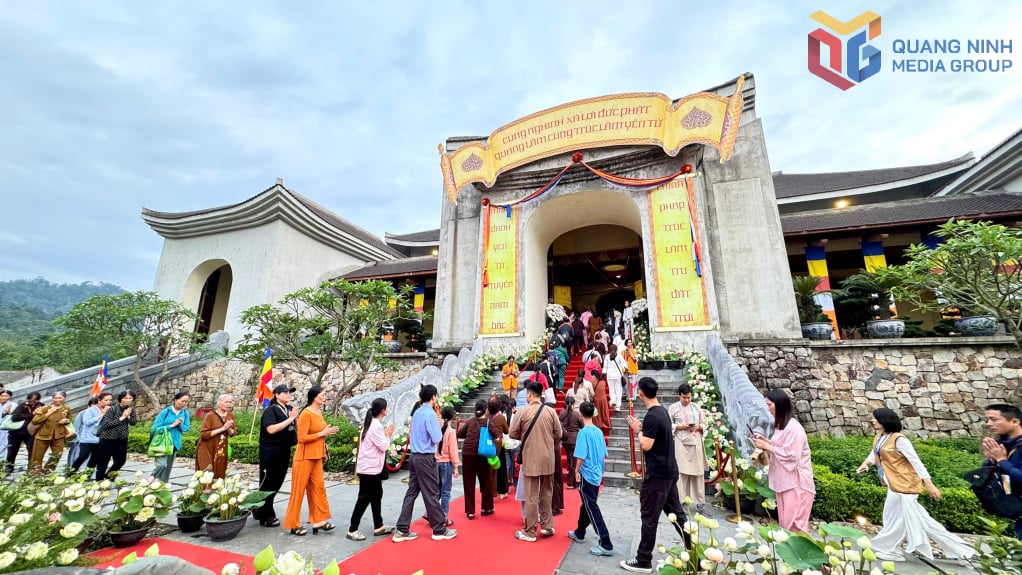 ធម្មយាត្រា​សម្រុក​ទៅ​វិមាន Truc Lam Yen Tu ដើម្បី​ថ្វាយបង្គំ​ព្រះ​សារីរិកធាតុ​ចាប់ពី​ម៉ោង ៨ ព្រឹក។