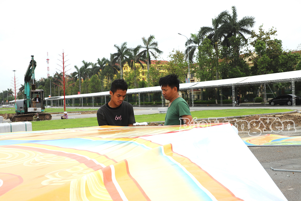 Decoración en la plaza Nguyen Van Linh (ciudad de Hung Yen)