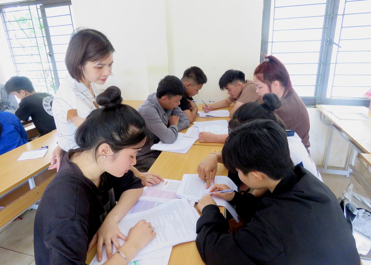Giáo viên Trường THPT Xuân Giang hướng dẫn học sinh luyện đề thi tốt nghiệp THPT năm 2025.