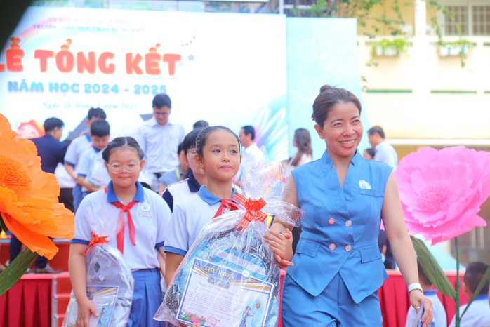 Bất ngờ ở một lễ tổng kết năm học: Khi phụ huynh cũng được vinh danh  - Ảnh 3.