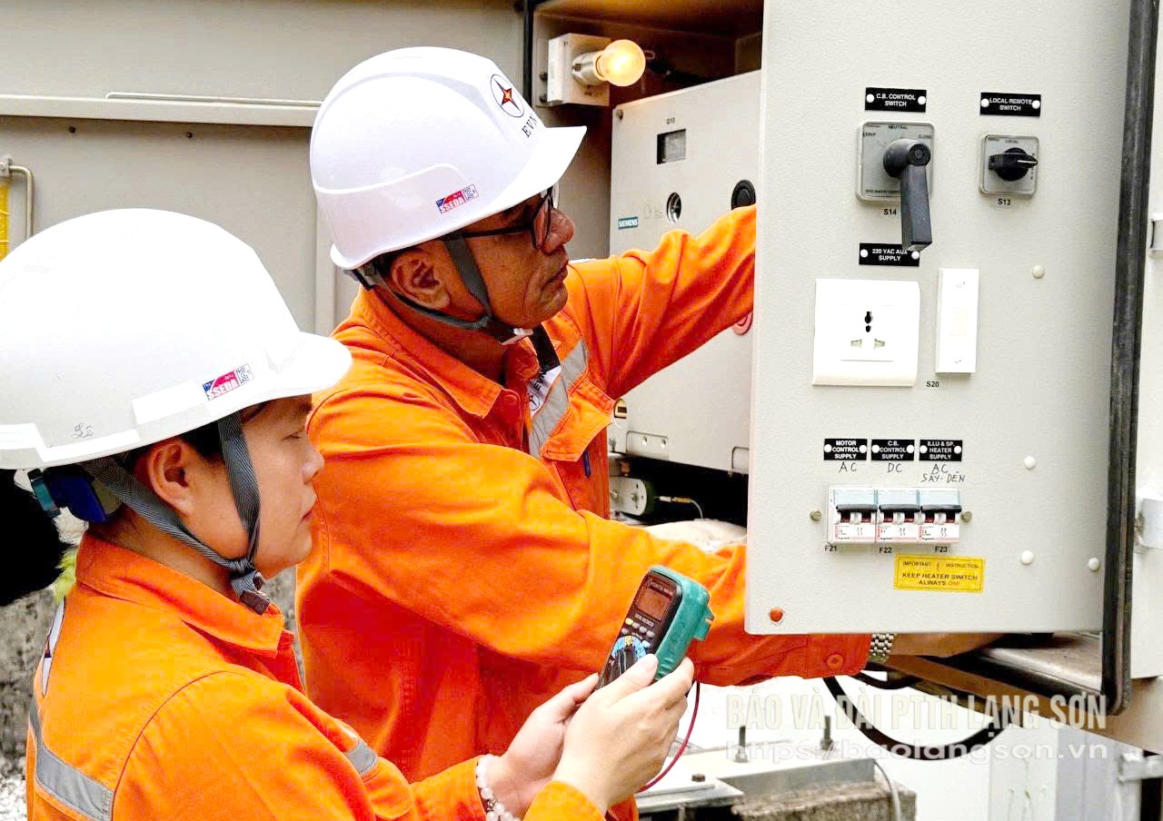 市電力局の職員が、2025～2026年度の高校10年生の入学試験会場がある地域の配電用変電所の負荷容量を確認しています。