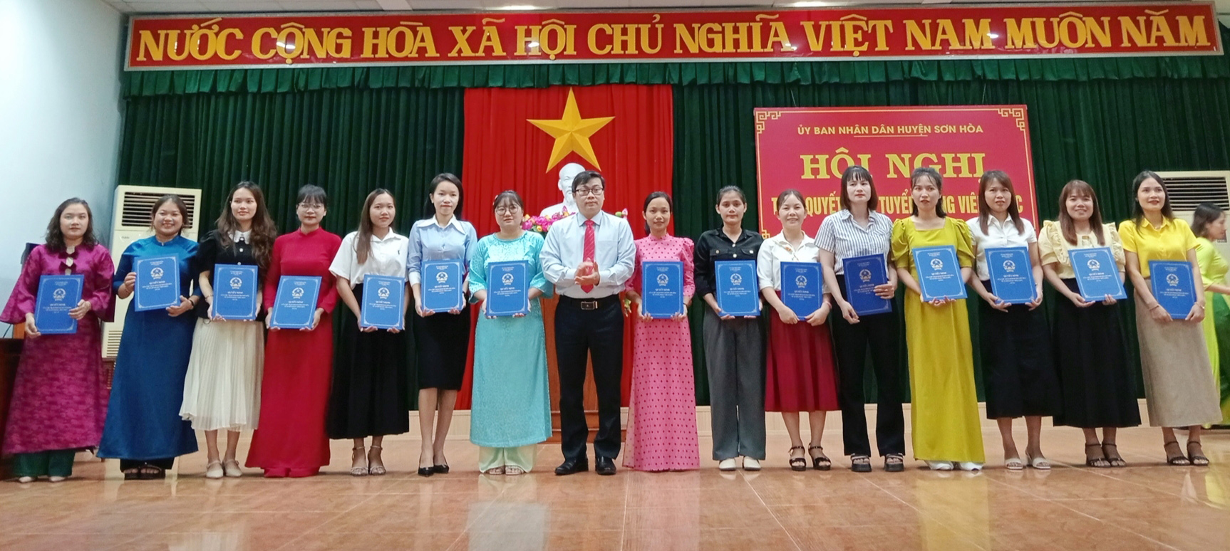 Lãnh đạo huyện Sơn Hòa trao quyết định cho các viên chức. Ảnh: HỒNG LINH