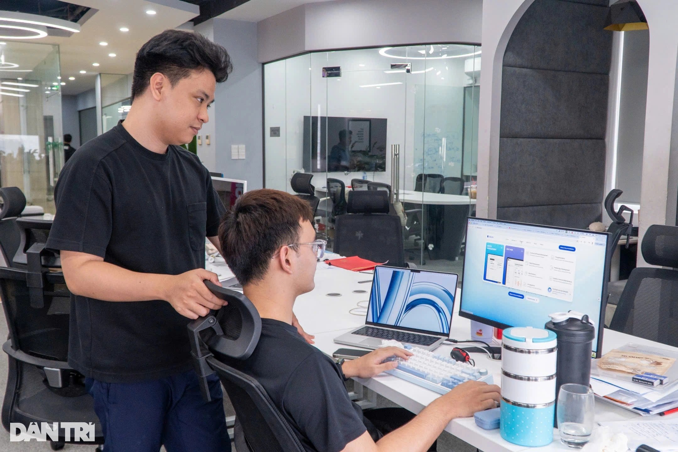 Gen Z cõng việc gấp 3, sếp vẫn bĩu môi không bằng ChatGPT - 1