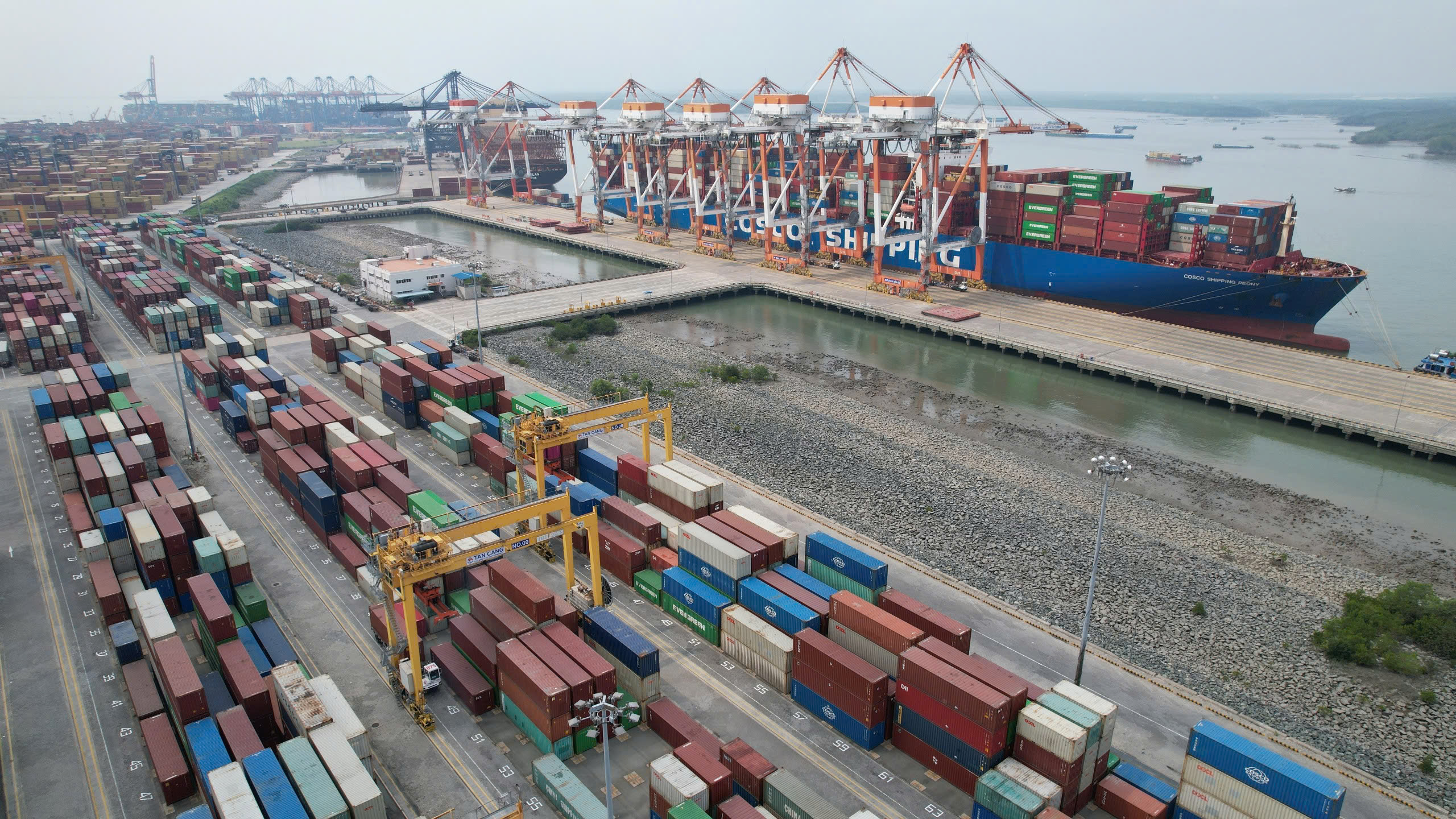 Việc hoàn thiện mạng lưới giao thông kết nối đa phương thức sẽ giúp cụm cảng Cái Mép - Thị Vải phát huy tối đa tiềm năng, lợi thế. Trong ảnh: Bốc xếp hàng hóa tại cảng CMIT (TP.Phú Mỹ). 
