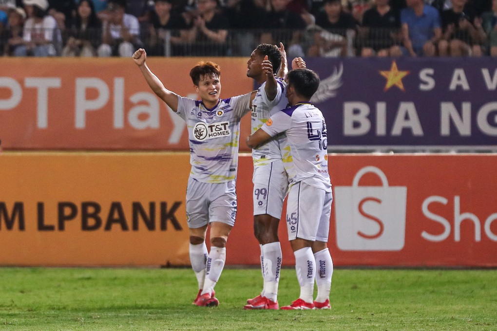 Hà Nội FC chiến thắng trong thế 10 người, ngăn CLB Nam Định vô địch sớm - 1