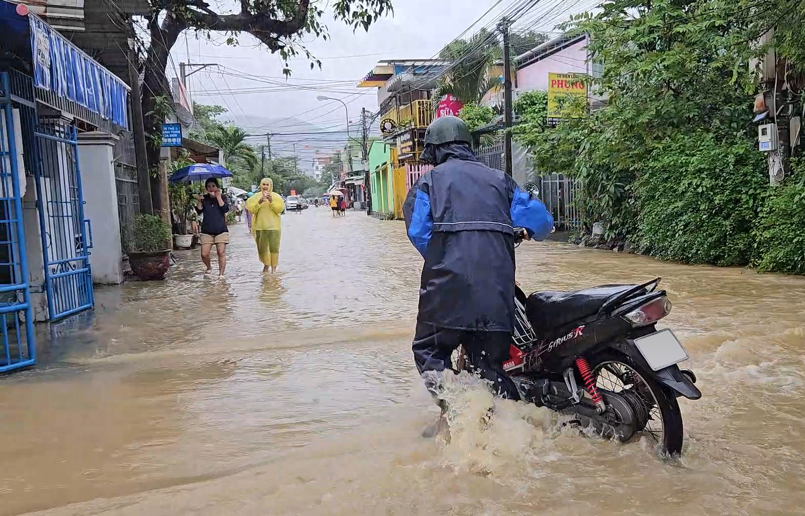 Los habitantes de la comuna de Vinh Phuong, Nha Trang, hacen frente a las inundaciones a finales de 2024.