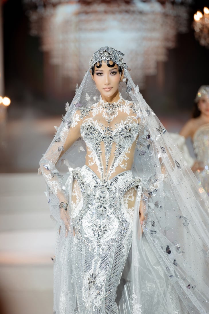 Hoàng Thùy đẹp tựa nữ thần trong thiết kế của Chung Thanh Phong - Ảnh 3.