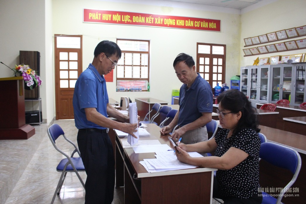Chi ủy khối 15, phường Hoàng Văn Thụ, thành phố Lạng Sơn tổng hợp ý kiến của cử tri trên địa bàn khối 