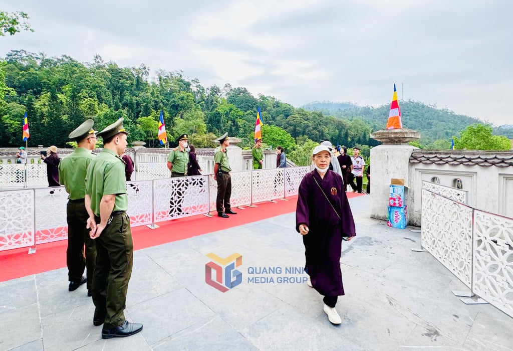 កម្លាំងនគរបាលកំពុងបំពេញភារកិច្ច 24/7 ដើម្បីធានាសន្តិសុខ សណ្តាប់ធ្នាប់ និងជួយដល់ពុទ្ធបរិស័ទ និងប្រជាពលរដ្ឋដែលមកទស្សនាព្រះបរមសារីរិកធាតុ។