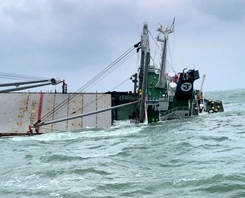 Boat sinks in Vung Ang, 10 people missing at sea -0