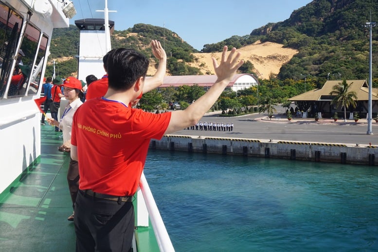 Hành trình về nơi ‘đảo đá hóa biên cương’- Ảnh 2.