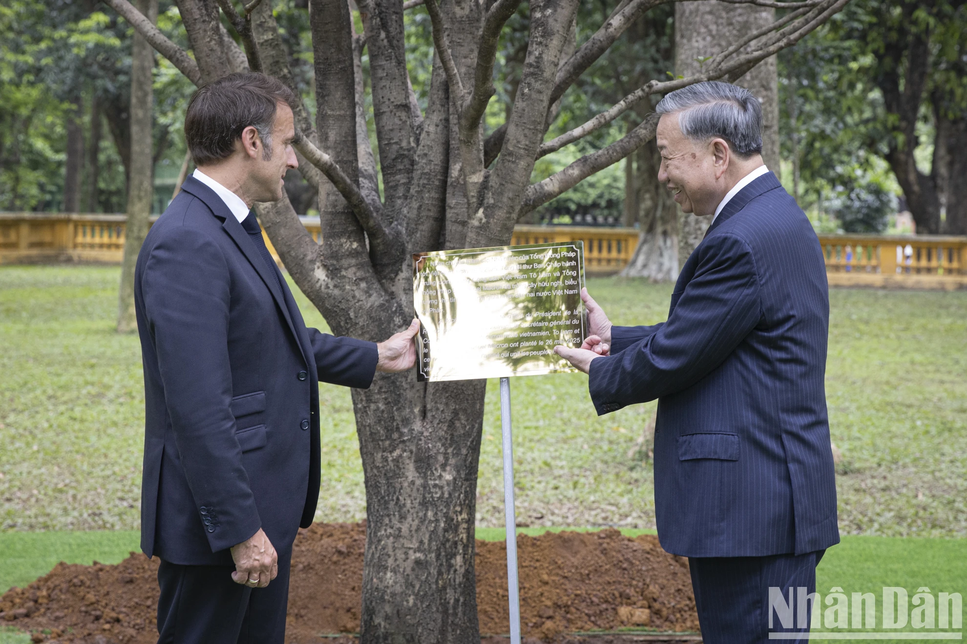 [Foto] Generalsekretär To Lam und der französische Präsident Emmanuel Macron besuchen die Reliquienstätte von Präsident Ho Chi Minh, Foto 1