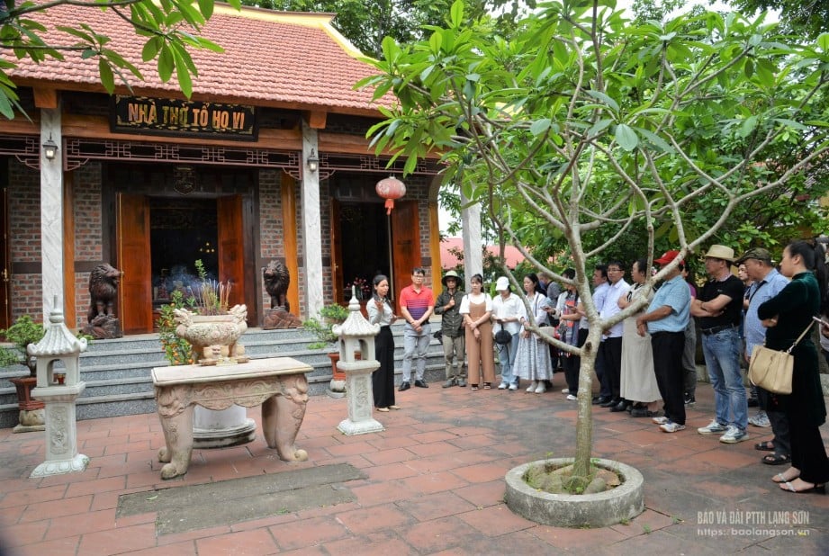 El equipo de investigación escuchó una introducción al sitio de reliquias conmemorativas de la familia Vi, aldea Ban Chu, comuna de Khuat Xa, distrito de Loc Binh.