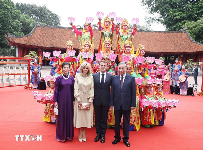 ttxvn-tong-bi-thu-to-lam-va-phu-nhan-cung-tong-thong-phap-va-phu-nhan-tham-van-mieu-quoc-tu-giam-4.jpg