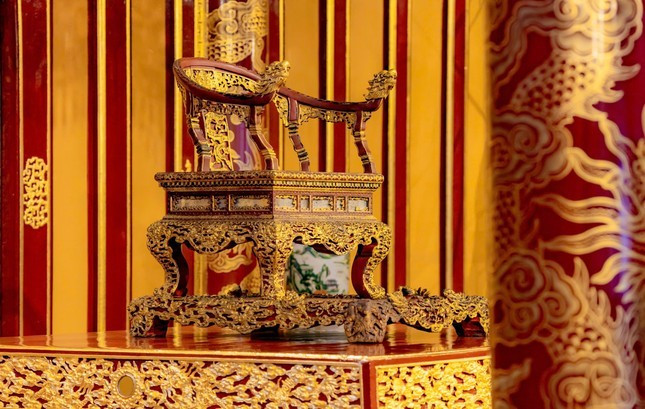 Khu vực đặt ngai vua trong điện Thái Hòa là nơi được bảo vệ nghiêm ngặt, với nhiều biện pháp như thiết lập hàng rào giới hạn, lắp đặt camera an ninh, bố trí lực lượng bảo vệ…
