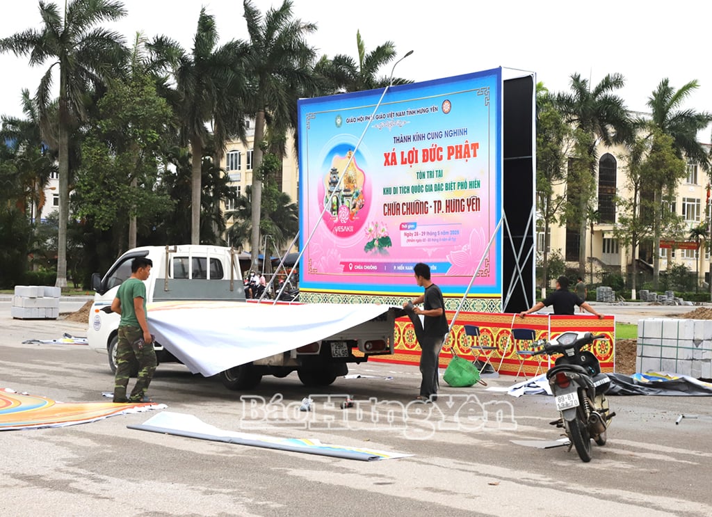 Decoración en la plaza Nguyen Van Linh (ciudad de Hung Yen)