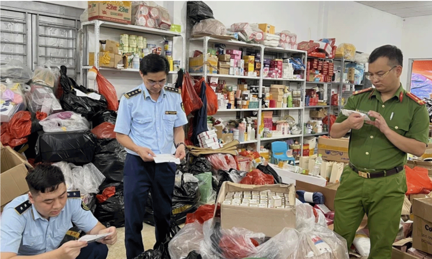 Las autoridades están inspeccionando mercancías en una empresa importadora.