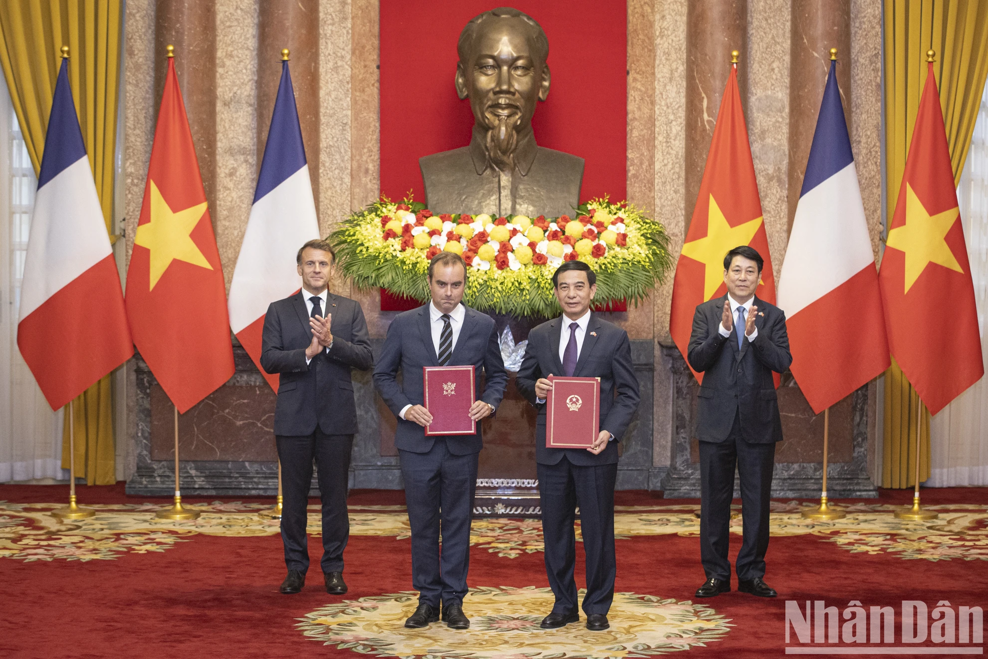 [Foto] Zeremonie zum Austausch von Kooperationsdokumenten zwischen Vietnam und Frankreich, Foto 1