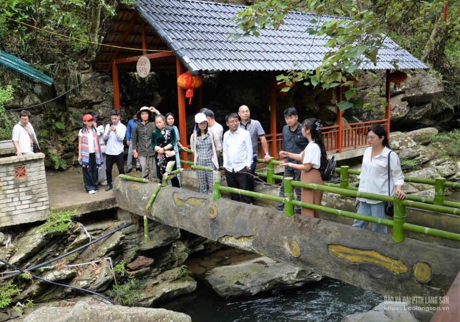 Equipo de encuesta en el sitio turístico de la cascada Ban Khieng, aldea de Na Mo, comuna de Mau Son, distrito de Loc Binh