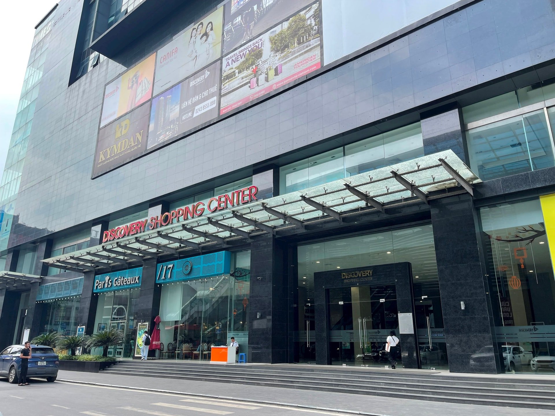 Tower A of Discovery Complex Apartment Building is suspended due to lack of fire safety testing but is still operating normally.-anh-thu-trang.jpg