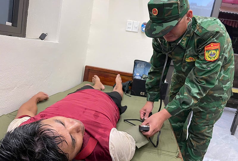Quân y đơn vị khám, kiểm tra sức khỏe cho ông Đỗ Sỹ Thường