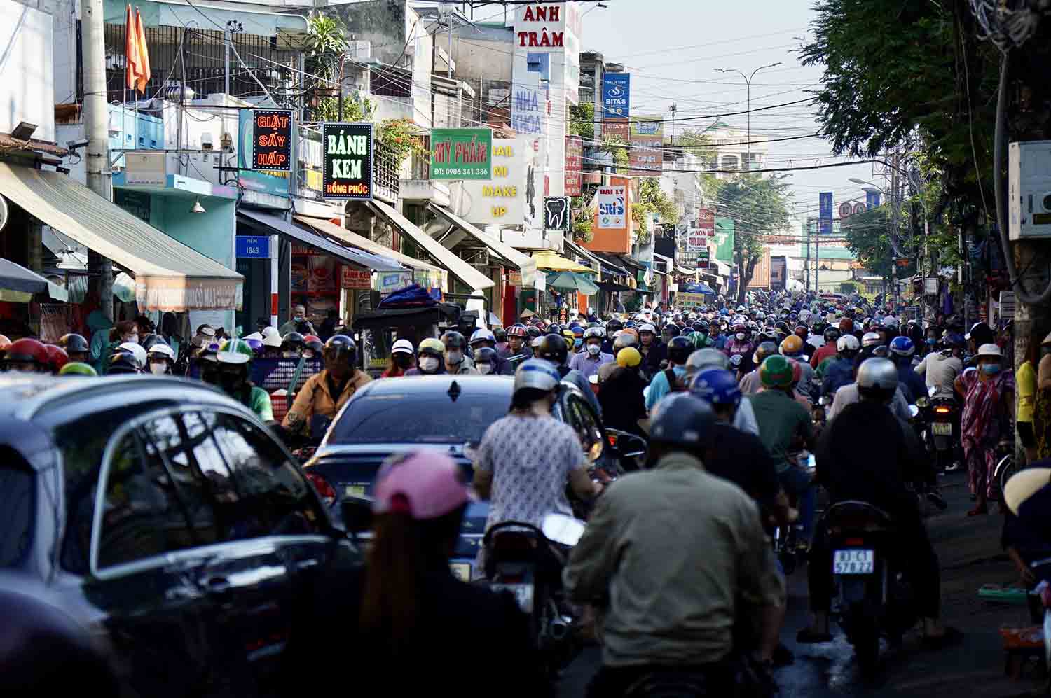 Phương tiện kẹt cứng trên đường Nguyễn Văn Quá hướng ngã tư Đình. Ảnh: Anh Tú