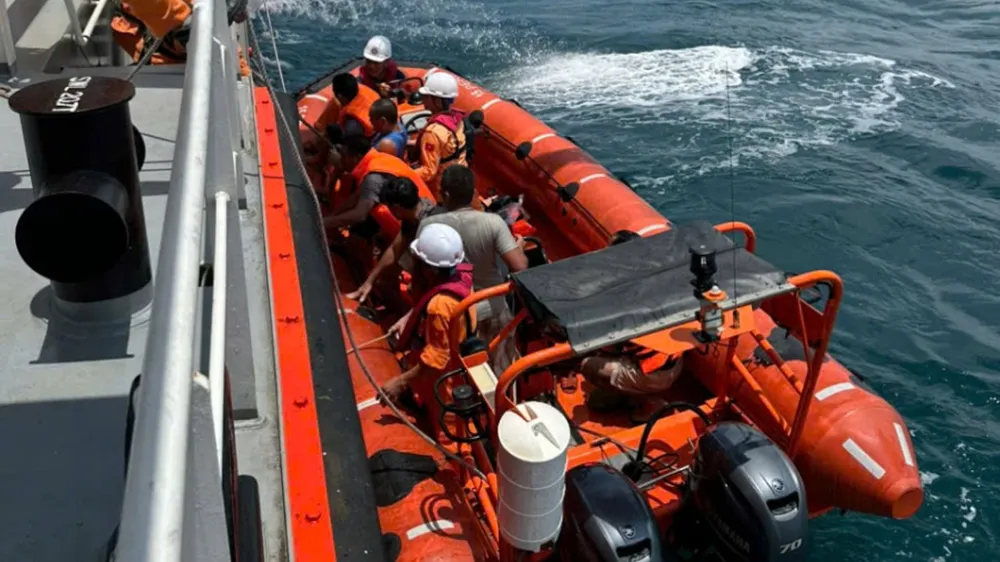 Las autoridades subieron a los marineros heridos al barco. Fotografía: Administración Marítima y de Vías Navegables de Vietnam