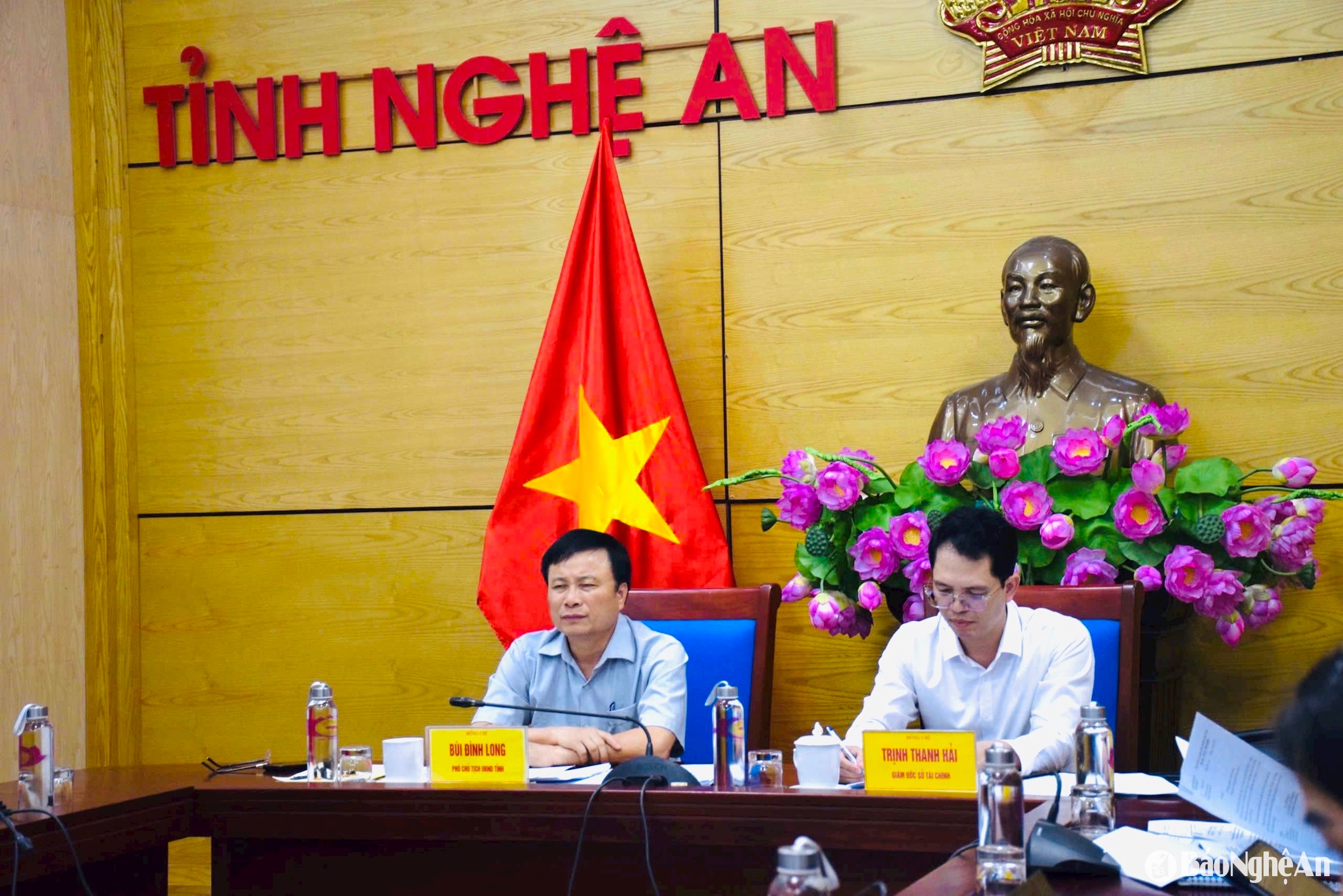 các đồng chí chủ trì tại điểm cầu Nghệ An