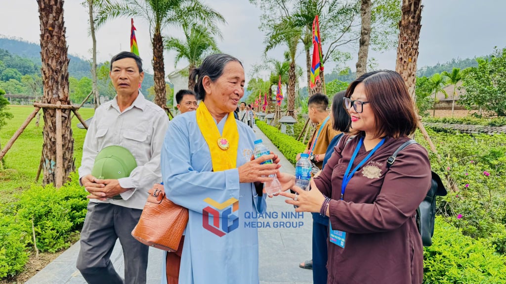 អ្នកស្ម័គ្រចិត្តមានវត្តមាននៅទីតាំងដែលរៀបចំដោយអ្នករៀបចំ ដោយផ្តល់ទឹកពិសាដោយឥតគិតថ្លៃដល់ពុទ្ធបរិស័ទ និងប្រជាពលរដ្ឋដែលមកថ្វាយបង្គំព្រះសារីរិកធាតុ។