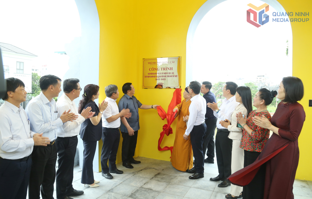 Các đại biểu gắn biển công trình Bảo tháp Chùa Xã Tắc chào mừng Đại hội Đảng các cấp nhiệm kỳ 2025 - 2030, tiến tới Đại hội Đại biểu toàn quốc lần thứ XIV của Đảng.