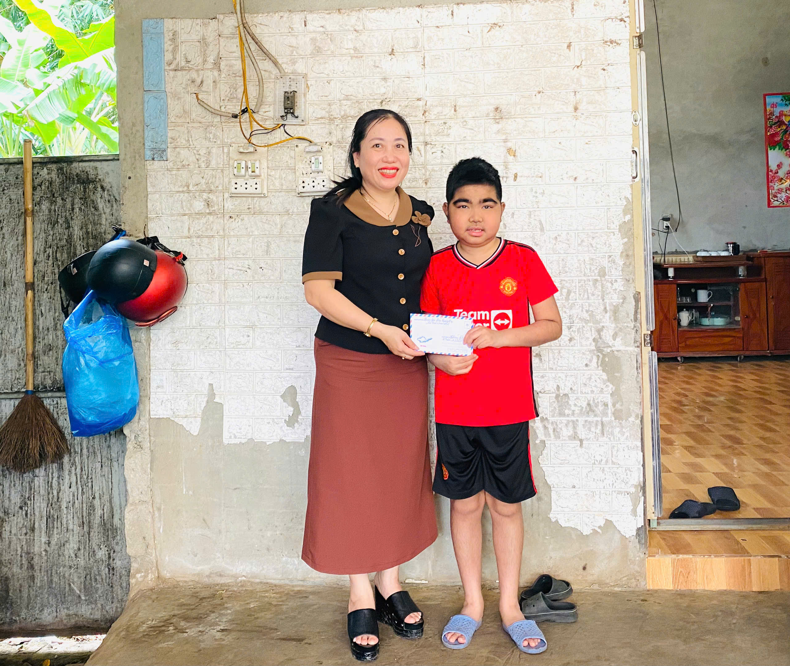 โครงการ “อ้อมอกแห่งความเมตตาของหนังสือพิมพ์กวางตรี” มอบของขวัญ 35 ชิ้น ให้แก่ผู้คนในสภาวะยากลำบาก
