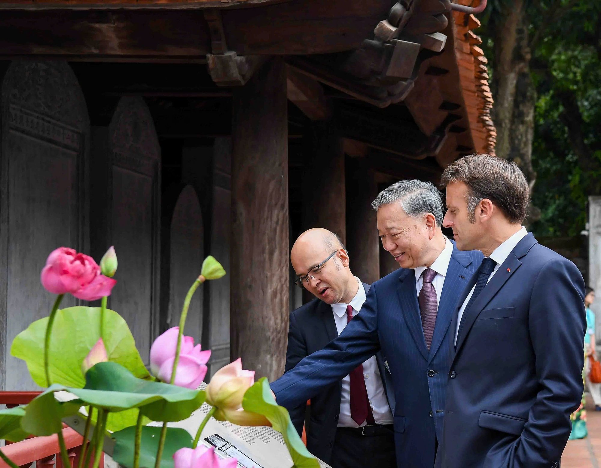 Tổng Bí thư Tô Lâm cùng Tổng thống Pháp Emmanuel Macron thăm Văn Miếu- Ảnh 3.