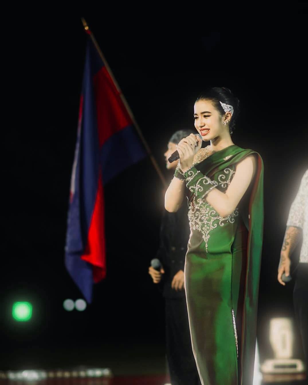 Công chúa 13 tuổi của Campuchia tỏa sức hút của một ngôi sao showbiz - 3