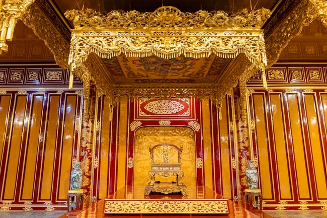 Báo cáo của UBND thành phố Huế về vụ việc xâm hại làm hư hỏng Ngai vàng triều Nguyễn - Ảnh 1.