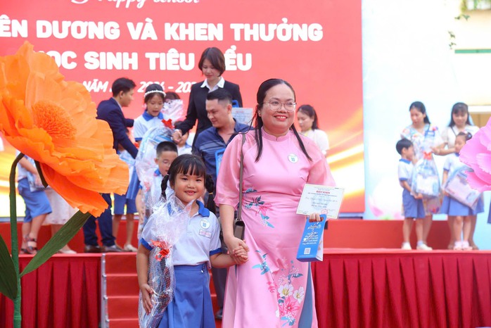 Bất ngờ ở một lễ tổng kết năm học: Khi phụ huynh cũng được vinh danh  - Ảnh 2.