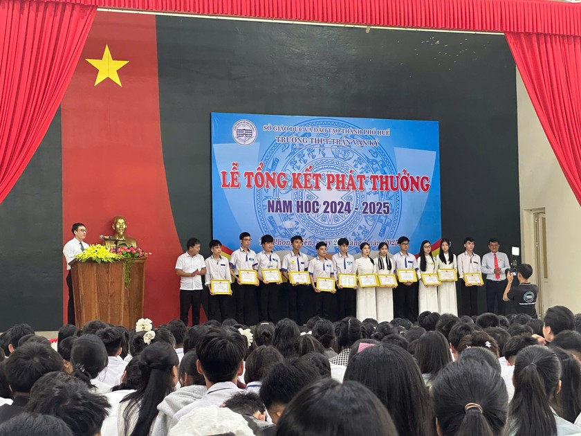 Buổi lễ tổng kết vẫn diễn ra gọn gàng nghiêm túc và ấm cúng trong nhà thi đấu.