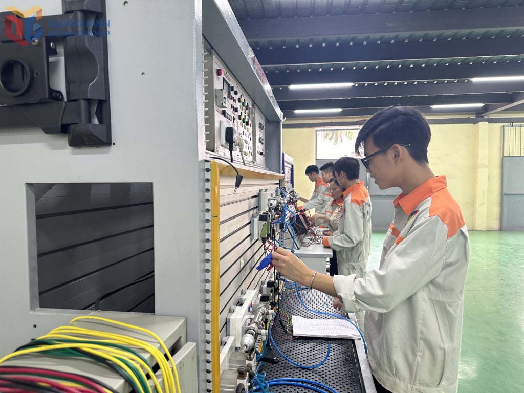 Học sinh Trường Cao đẳng Công nghiệp và xây dựng tìm hiểu thiết bị điện.