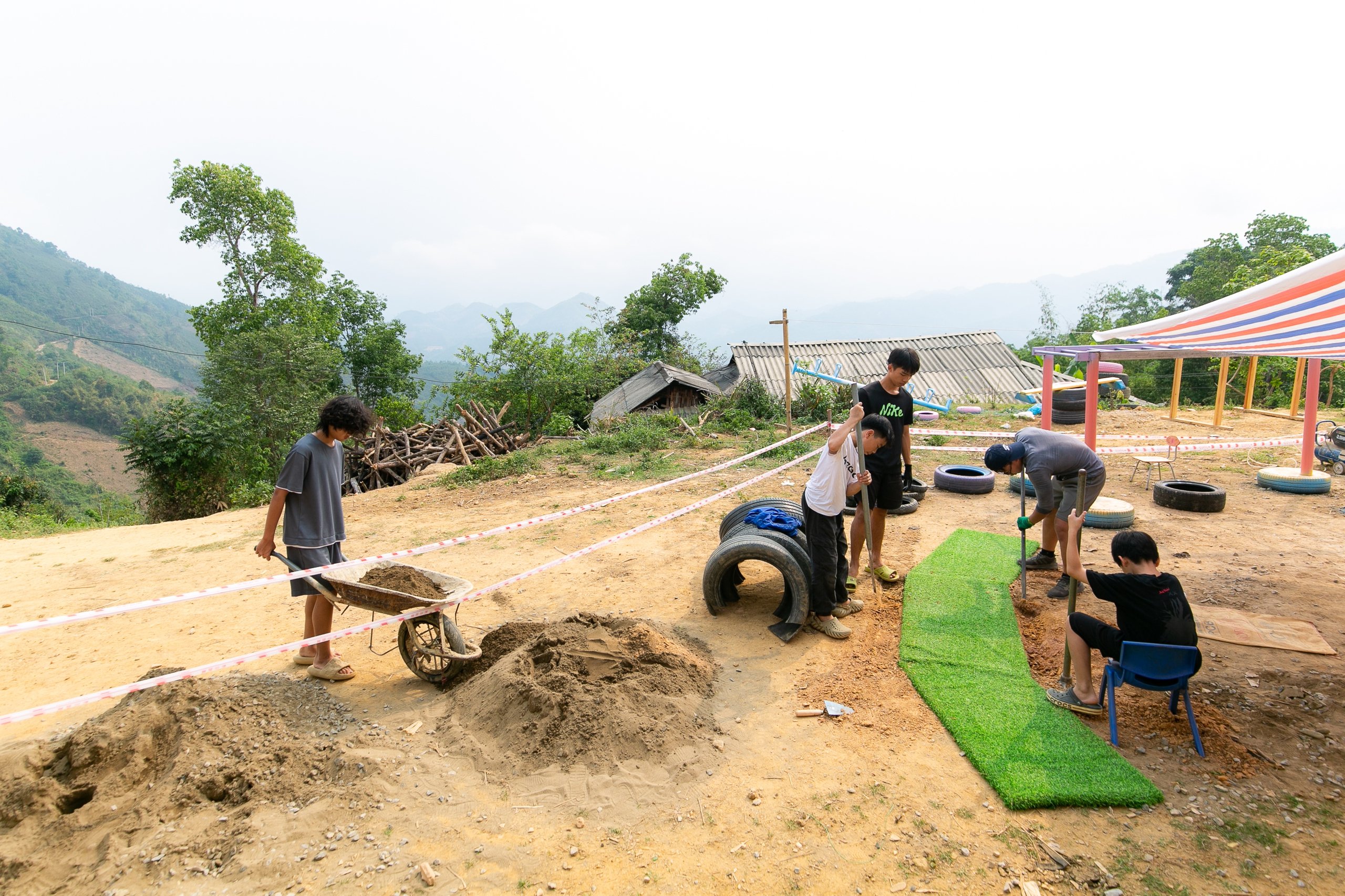 Học sinh Hà Nội tái chế gỗ thành khu vui chơi cho trẻ em vùng cao- Ảnh 2.