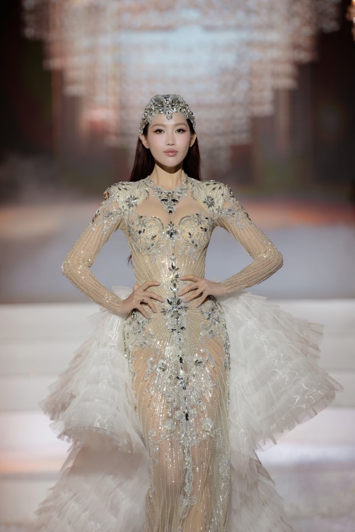 Hoàng Thùy đẹp tựa nữ thần trong thiết kế của Chung Thanh Phong - Ảnh 8.
